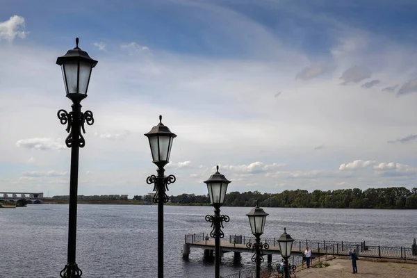 Uglich Volga River Embankment Una Delgada Fila Hermosas Linternas Ritmo — Foto de Stock