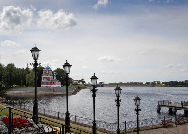 Uglich Volga River Embankment Una Delgada Fila Hermosas Linternas Ritmo — Foto de Stock