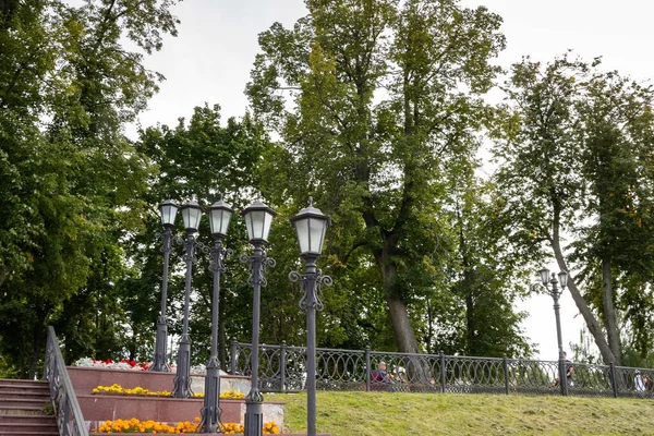 Uglich Volga River Embankment Une Mince Rangée Belles Lanternes Rythme — Photo