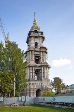 Kostroma. Volga Bankası 'nda yaz günü. Kostroma Kremlin 'in yenilenmiş varsayım katedralinin çan kulesi. Volga 'nın üzerinde resim gibi bulutlar.