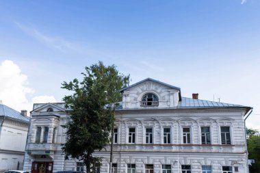 Kostroma. Çaykovski caddesinde tarihi bir bina. 19. yüzyıl. Yaz günü.