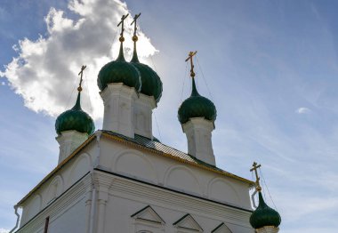 Kostroma. Gostiny Dvor 'daki Merhametli Kurtarıcı Kilisesi (Cemaat Kilisesi). 18. yüzyılın ortalarında. Güneşli yaz günü Güneşli yaz günü