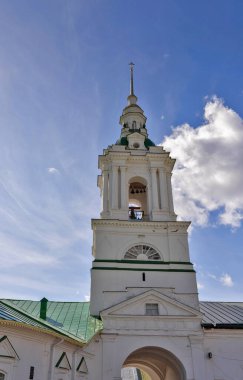 Kostroma. Gostiny Dvor 'daki Merhametli Kurtarıcı Kilisesi, saflarımızdaki Kurtarıcı Kilisesi. 18. yüzyılın ortalarında. Güneşli yaz günü Güneşli yaz günü