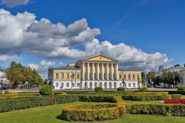 Kostroma. Susaninskaya Meydanı. Korgeneral S. Borschov 'un konağı. 19. yüzyılın başlarında. Açık bir yaz günü.
