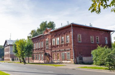 Kostroma. Shagova caddesindeki tarihi binalar (Mariinskaya), 20. yüzyılın başlarında. Yaz günü.