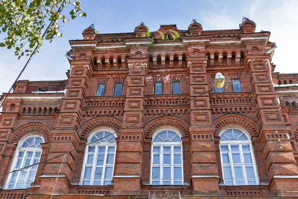 Kostroma. Dünya (Pavlovskaya Caddesi) umuduyla kurulan ev. Eski din okulunun inşaatı yaz günüydü.