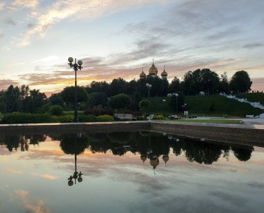 Yaroslavl Strelka 'sında parlak bir yaz günü. Yaroslavl' da Volga ve Kotorosl seti üzerinde güzel bir peyzaj.