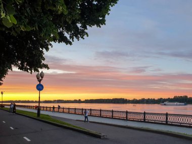 Rusya 'nın altın yüzüğü. Yaroslavl 'da güneşli bir yaz gecesi. Volga nehrinin kıyısında. Gün batımı sahnesi