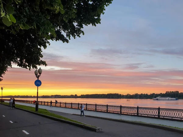 Rusya 'nın altın yüzüğü. Yaroslavl 'da güneşli bir yaz gecesi. Volga nehrinin kıyısında. Gün batımı sahnesi