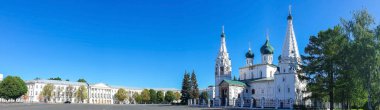 Yaroslavl. Sovyet meydanının manzarası. Peygamber Elijah 'ın Tapınağı. Sovyet meydanı. Yaroslavl. Güzel kalçalı çan kulesi. Karlı.  