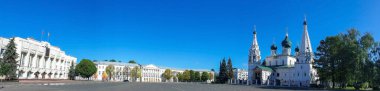 Yaroslavl. Sovyet meydanının manzarası. Peygamber Elijah 'ın Tapınağı. Sovyet meydanı. Yaroslavl. Güzel kalçalı çan kulesi. Karlı.  