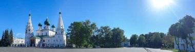 Yaroslavl. Sovyet meydanının manzarası. Peygamber Elijah 'ın Tapınağı. Sovyet meydanı. Yaroslavl. Güzel kalçalı çan kulesi. Karlı.  