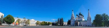 Yaroslavl. Sovyet meydanının manzarası. Peygamber Elijah 'ın Tapınağı. Sovyet meydanı. Yaroslavl. Güzel kalçalı çan kulesi. Karlı.  