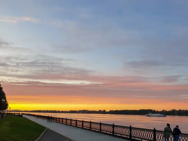 俄罗斯的金戒指夏日明媚的夜晚 在雅罗斯拉夫 伏尔加河岸边夕阳西下 — 图库照片