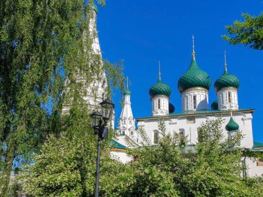 Peygamber Elijah 'ın tapınağının çan kulesi. Sovyet meydanı. Yaroslavl. Güzel kalçalı çan kulesi. Karlı