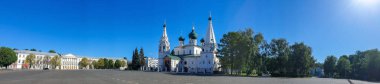Yaroslavl. Sovyet meydanının manzarası. Peygamber Elijah 'ın Tapınağı. Sovyet meydanı. Yaroslavl. Güzel kalçalı çan kulesi. Karlı.  