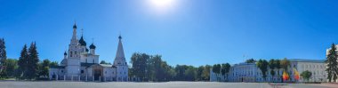 Yaroslavl. Sovyet meydanının manzarası. Peygamber Elijah 'ın Tapınağı. Sovyet meydanı. Yaroslavl. Güzel kalçalı çan kulesi. Karlı.  
