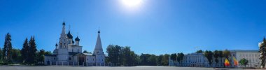 Yaroslavl. Sovyet meydanının manzarası. Peygamber Elijah 'ın Tapınağı. Sovyet meydanı. Yaroslavl. Güzel kalçalı çan kulesi. Karlı.  