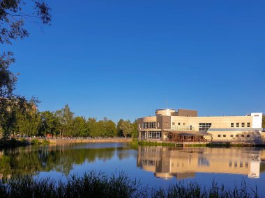 Yaroslavl. Zaferin 30. yıldönümü parkı. Yaz akşamı. Gün batımı. Rezervuarın yüzeyinde yansıma