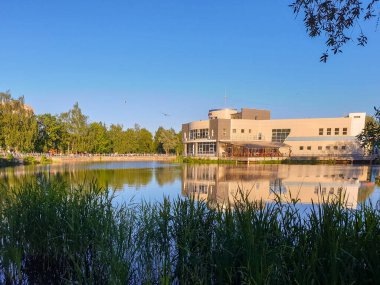 Yaroslavl. Zaferin 30. yıldönümü parkı. Yaz akşamı. Gün batımı. Rezervuarın yüzeyinde yansıma