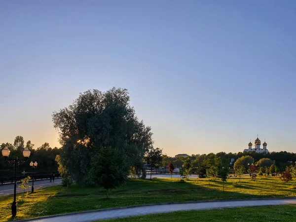 Yaroslavl Strelka 'sında aydınlık bir yaz akşamı Yaroslavl' da Volga ve Kotorosl 'un seti üzerindeki parkın güzel peyzajı. Varsayım katedrali. Gün batımı sahnesi