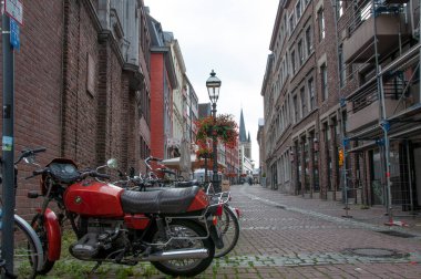 ACHEN, ALMANLIK. Ekim, 04, 2020. Sokak manzarası, arka planda katedral Tawn Hall