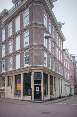 AMSTERDAM, NETHERLANDS. Haziran 06, 2021. Tipik Hollandalı evleriyle Amsterdam 'ın güzel manzarası. Issız sokakta alışveriş.