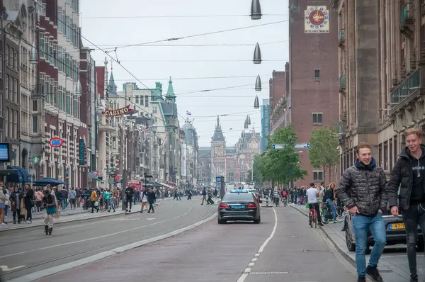 Amsterdam Netherlands 2021年6月6日 阿姆斯特丹美丽的风景和典型的杜奇风格的房子 街上的商店 到处走走的人 — 图库照片