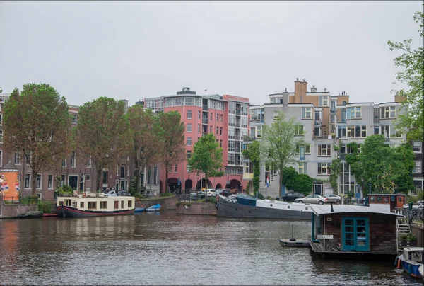 Amsterdam Netherlands 2021年6月6日 阿姆斯特丹美丽的风景与典型的杜奇房子 桥梁和香奈儿 堤岸上的小船 — 图库照片