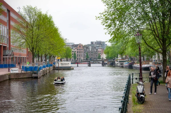 Amsterdam Netherlands 2021年6月6日 阿姆斯特丹美丽的风景与典型的杜奇房子 桥梁和香奈儿 堤岸上的小船 — 图库照片