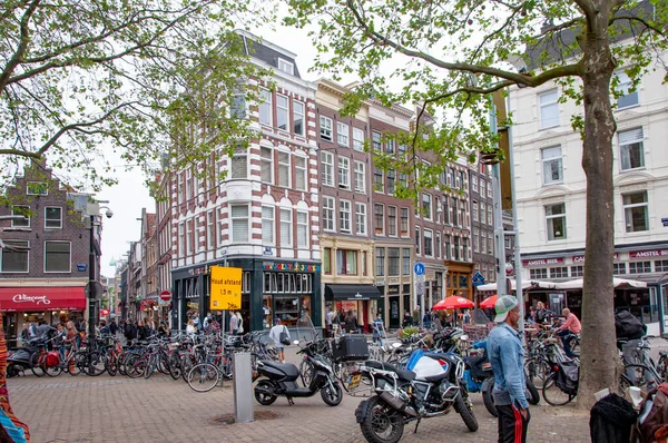 Amsterdam Netherlands 2021年6月6日 阿姆斯特丹美丽的风景和典型的杜奇风格的房子 商店和餐馆 — 图库照片