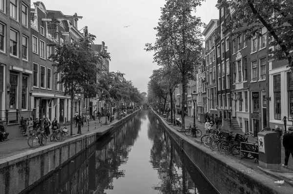 Amsterdam Netherlands 2021年6月6日 阿姆斯特丹美丽的风景与典型的杜奇房子 桥梁和香奈儿 堤岸上的小船 黑白摄影 — 图库照片
