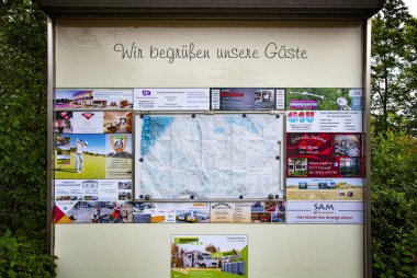 Çok satılmış, Almanya 'da. 20 Haziran 2021 Kamp Parkı Sonnensee. Turistler için masaüstü bilgileri düzenleniyor