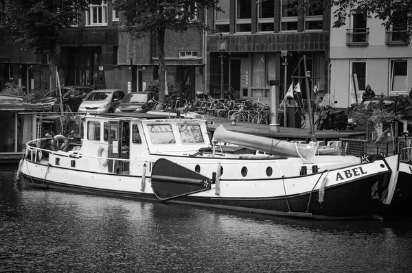 オランダのアムステルダムです 2021年6月6日 典型的なオランダの家 橋やチャンネルとアムステルダムの美しい景色 堤防上の小型ボート 白黒写真 — ストック写真