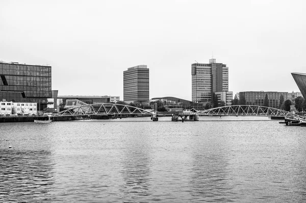 オランダのアムステルダムです 2021年6月6日 配送チャネルと橋への美しい景色 白黒写真 港には小さな船や船 船が停泊している 白黒写真 — ストック写真