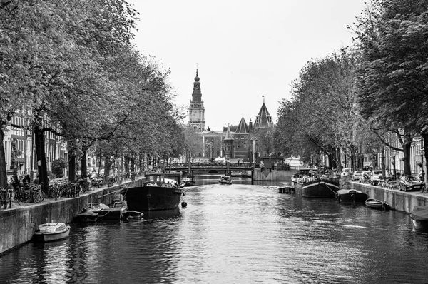 オランダのアムステルダムです 2021年6月6日 典型的なオランダの家 橋やチャンネルとアムステルダムの美しい景色 堤防上の小型ボート 白黒写真 — ストック写真