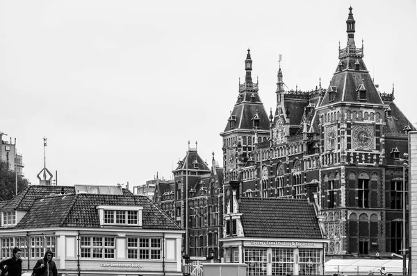 オランダのアムステルダムです 2021年6月6日 背景にアムステルダム市内中心部の美しいファサード 古いオランダの建物 白黒写真 — ストック写真