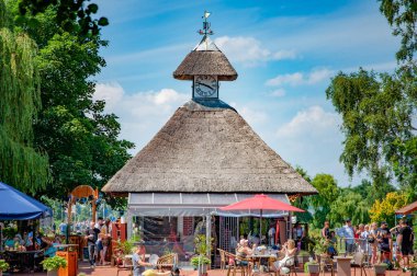 BOHMTE, ALMANLIK. 27 Haziran 2021 Dammer Doğal Parkı. Göl manzarası, tekneler, rıhtım, sahilde dinlenen insanlar..