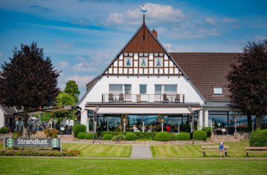 BOHMTE, ALMANLIK. 27 Haziran 2021 Dammer Doğal Parkı. Restoran. Fachwerk tarzında garipleşme, etrafta dolaşan insanlar..