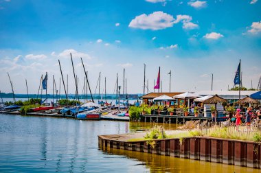 BOHMTE, ALMANLIK. 27 Haziran 2021 Dammer Doğal Parkı. İskeleye demirlemiş yatlar