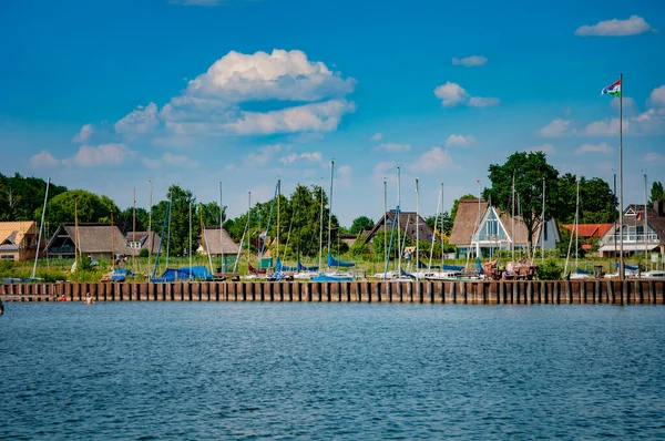 BOHMTE, ALEMANIA. 27-jun-2021 Parque Natural Dammer. Yates amarrados en el muelle — Foto de Stock