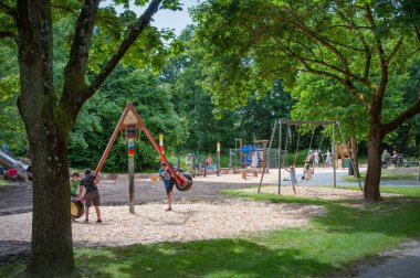 BİRLEFELD, ALMANA. 20 Haziran 2021 'de. Loheide Park Bahçede oynayan çocuklar