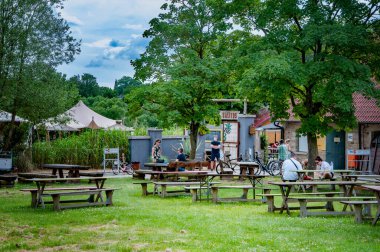 BİRLEFELD, ALMANA. 20 Haziran 2021 'de. Loheide Parkı. Bahçedeki kafede dinlenen insanlar..