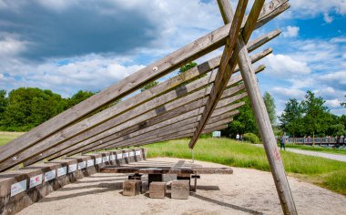 BİRLEFELD, ALMANA. 20 Haziran 2021 'de. Çayırdaki Loheide Park Ahşap Tesisatı
