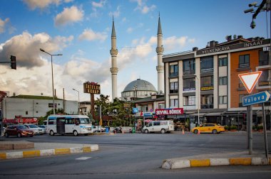 ALTINOVA, TURKEY. Ağustos 07, 2021. Şehir merkezi. Camiye bak. Ana cadde yelkenli inşaat şirketi ofisi.