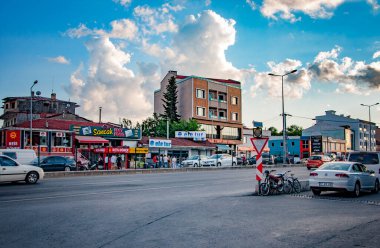 ALTINOVA, TURKEY. AĞUSTOS 07, 2021 Şehir Merkezi Ana Cadde