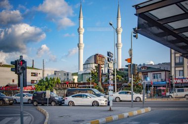 ALTINOVA, TURKEY. Ağustos 07, 2021. Şehir merkezinden Camiye Ana Cadde 'ye