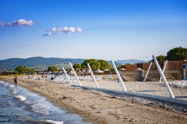 ALTINOVA, TURKEY. Ağustos 08, 2021 Bafeus Plajı. Mermer denizde gün batımı.