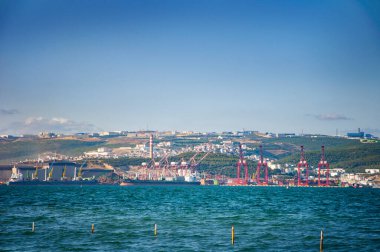 ALTINOVA, TURKEY. Ağustos 08, 2021 Bafeus Plajı. Mermer denizde gün batımı.