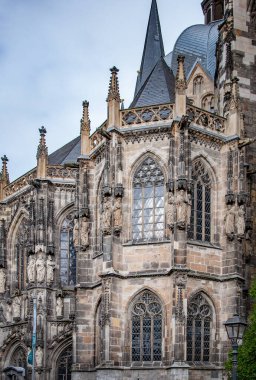 ACHEN, ALMANLIK. Ekim, 04, 2020. Aachen Katedrali. Ön cephede bir azizin heykelleri. Ghotik mimari